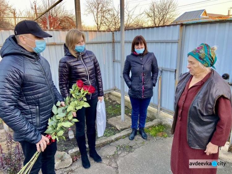 Авдеевские коксохимики поздравили с 90-летним юбилеем ветерана предприятия