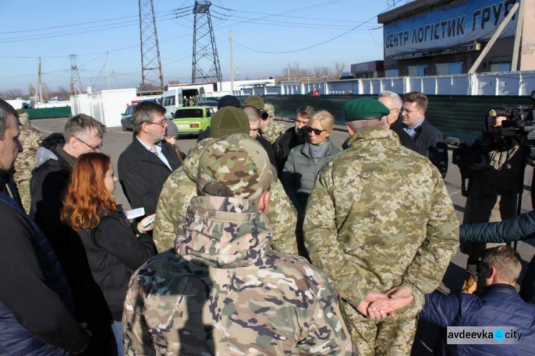 Интернет-хитрости, некорректный полицейский и нехватка санузлов: омбудсмен посетила одни из донбасских КПВВ