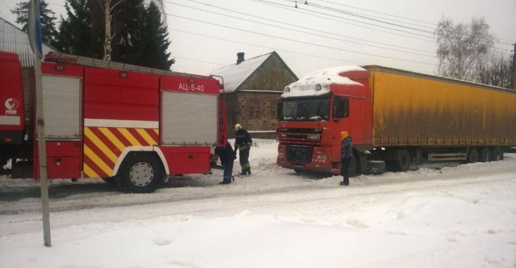 Спасатели на Донетчине вызволили из "ловушек" на дорогах автобус, грузовик и легковушку