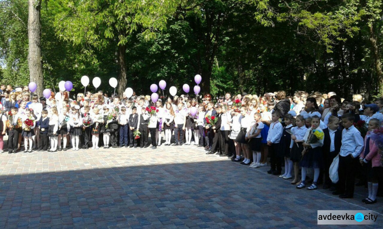 В Авдеевских школах прозвенели последние звонки (ФОТОРЕПОРТАЖ)