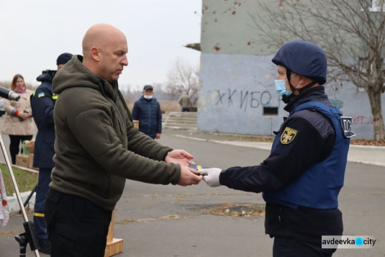 В Авдіївці відзначили рятувальників, які відновлювали прифронтову Донеччину