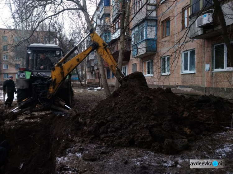 В Авдеевке меняют старые металлические трубы на новую пластиковую “гуманитарку” (ФОТО)