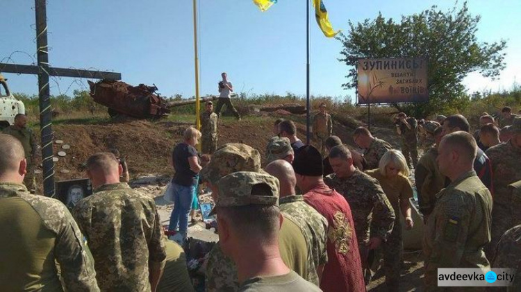 У авдеевской «промки» появился памятник погибшим воинам (ФОТО + ВИДЕО)