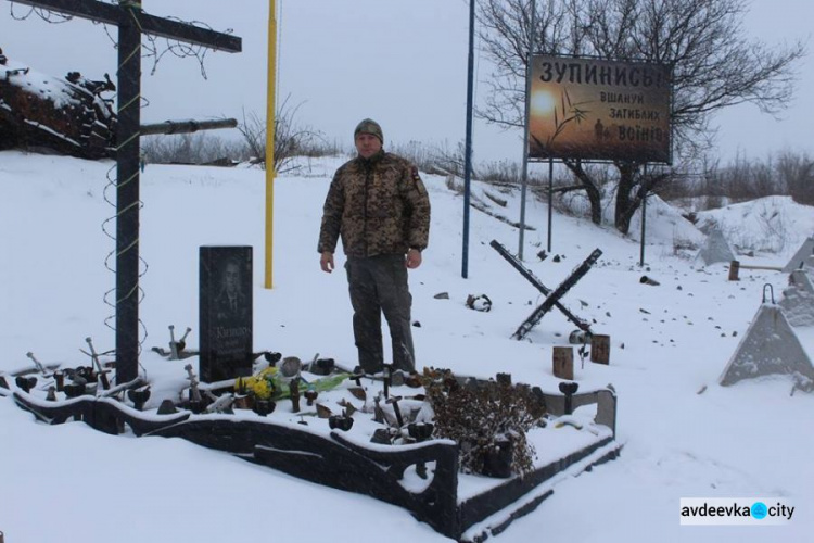 В районе авдеевской «промки» под снегопадом возложили цветы к памятнику героям