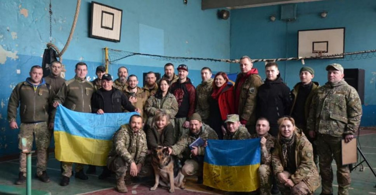 Полк «Киев» в Авдеевке поддержали песнями (ФОТО)