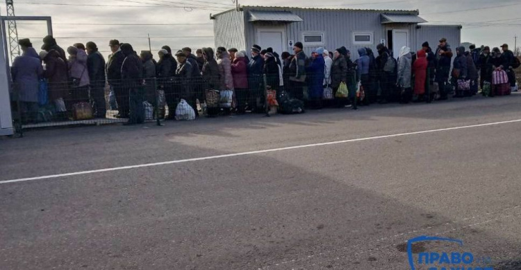 На КПВВ "Марьинка" из-за неразорвавшегося снаряда введен режим "красный"