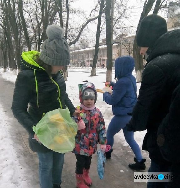 Авдеевские лиговцы сделали комплимент женщинам города (ФОТОФАКТ)