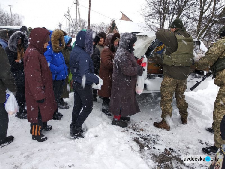 Авдеевские «симики» вырвались из снежного плена и доставили подарки (ФОТО)