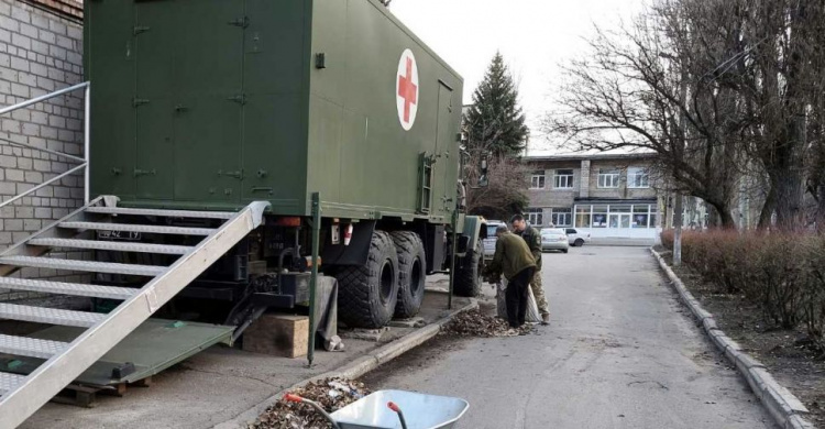 В Авдіївці військові та місцеві медики вийшли на суботник