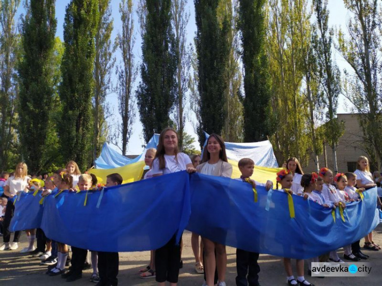 Первый звонок в авдеевских школах: торжественные линейки, шары и награждения (ФОТО)