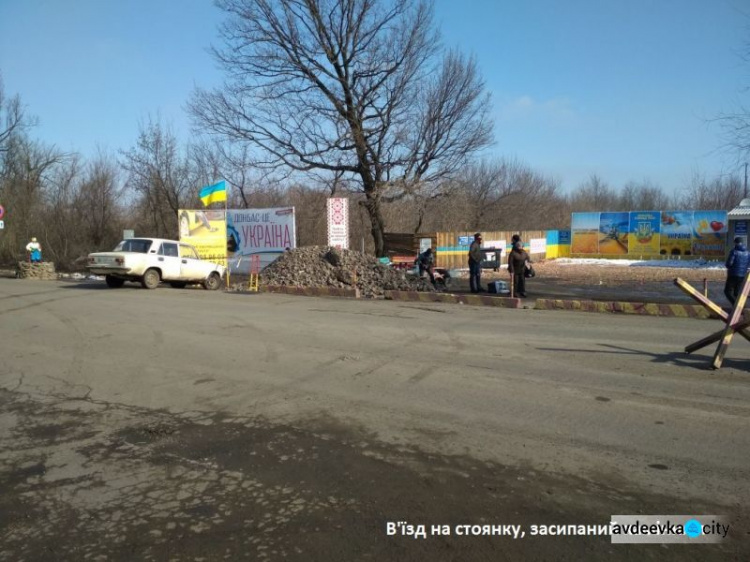 Спецоперация по выявлению перевозчиков-нелегалов привела к огромным очередям на КПВВ "Майорское" (ФОТО)