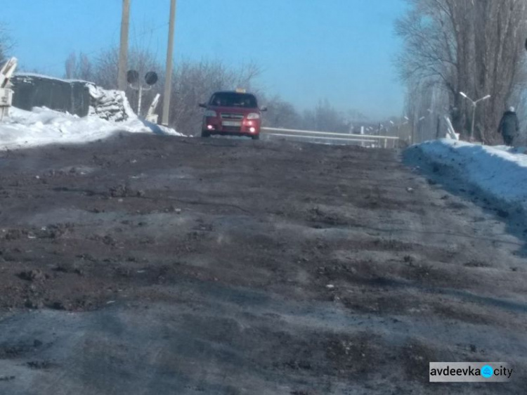 Авдеевка: дорога через железнодорожный переезд стала безопаснее (ФОТОФАКТ)