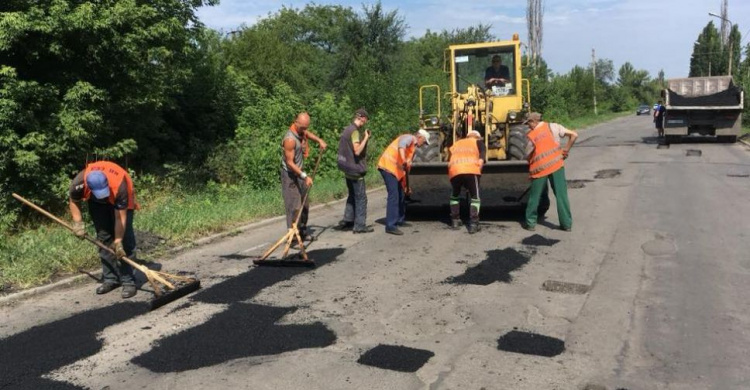 В Авдеевке активно латают дороги (ФОТО)