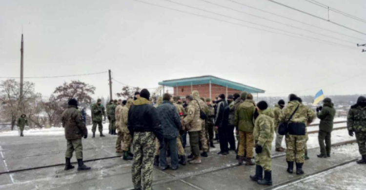 Блокаду в Донбассе организовывать должно государство, а не частные лица, - военные