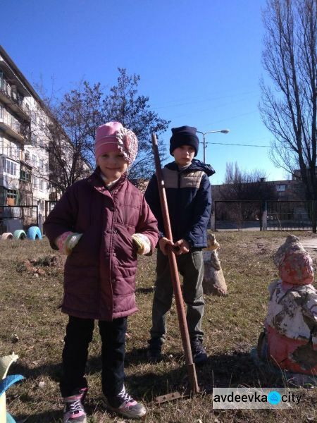 Чистый четверг в Авдеевке: необычные дети поработали на славу (ФОТО)