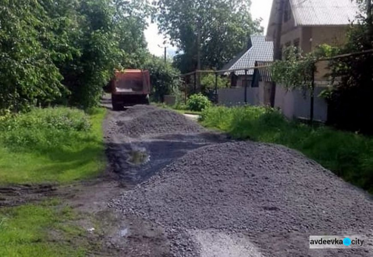 В Авдіївці комунальники взялися за зруйновані дороги в старій частині міста