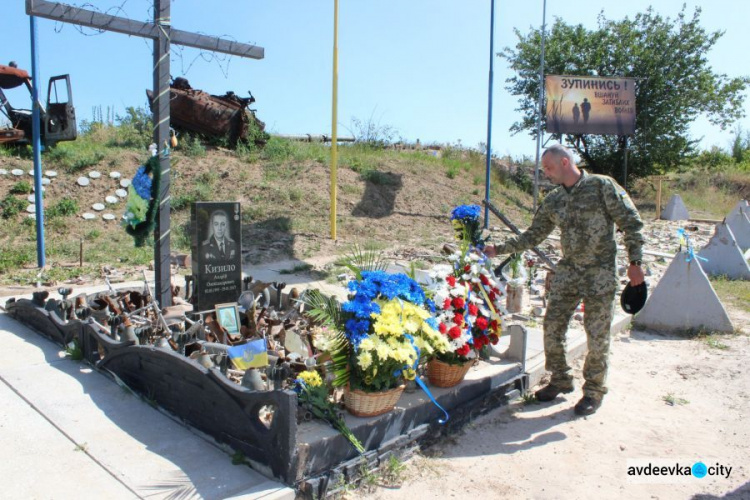 День независимости Украины отметили в Авдеевке молитвой, медалями, песнями и возложением цветов (ФОТО)