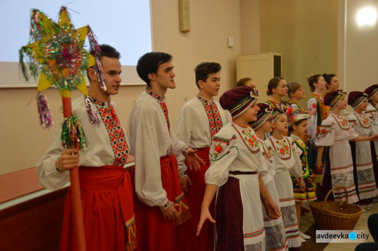 К Авдеевским коксохимикам пришли в гости с колядками воспитанники ДК (ФОТО)