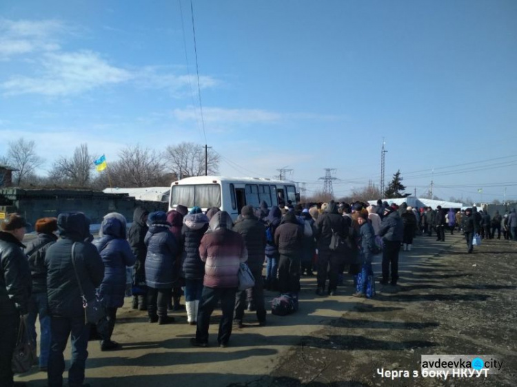 Спецоперация по выявлению перевозчиков-нелегалов привела к огромным очередям на КПВВ "Майорское" (ФОТО)