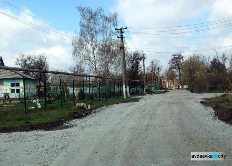 Заводчане помогли авдеевским коммунальщикам привести в порядок дороги в старой части города