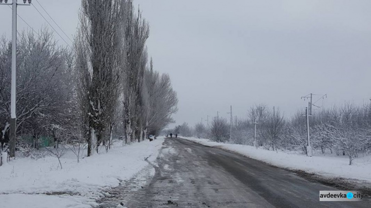 На крышах заснеженной Авдеевки стучат молотки: появились фото