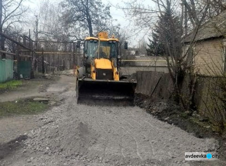 Заводчане помогли авдеевским коммунальщикам привести в порядок дороги в старой части города