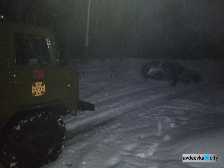 На дорогах Донецкой области девять машин и автобус попали в снежные ловушки (ФОТО)