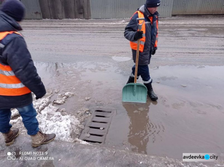 Авдеевские коммунальщики устраняют последствия непогоды