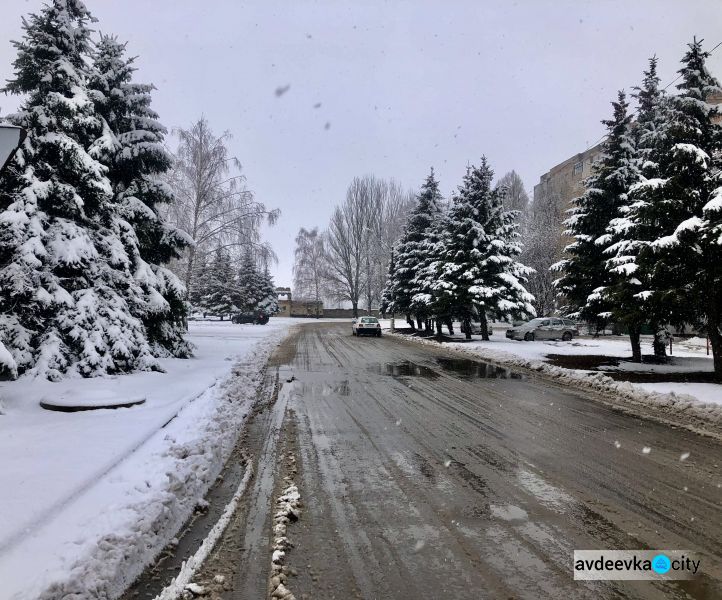 В Авдеевке выпал снег (ФОТОФАКТ)