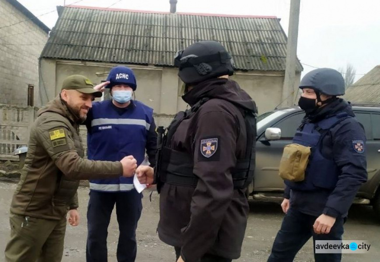 В Авдіївці провели інструктаж для рятувальників, які відновлюють дахи пошкоджених будинків