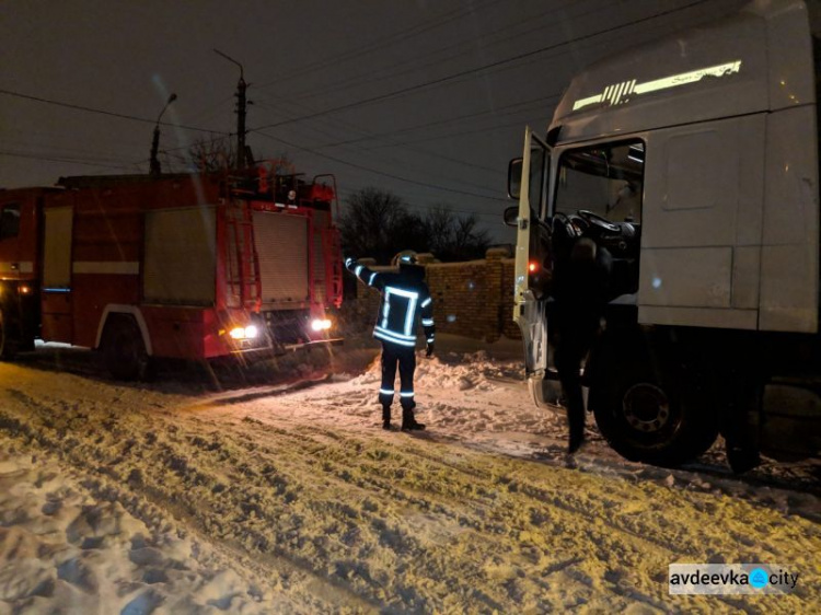 Спасатели на Донетчине за сутки вызволили из снежных ловушек три автобуса и почти 4 десятка авто