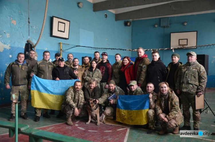 Полк «Киев» в Авдеевке поддержали песнями (ФОТО)