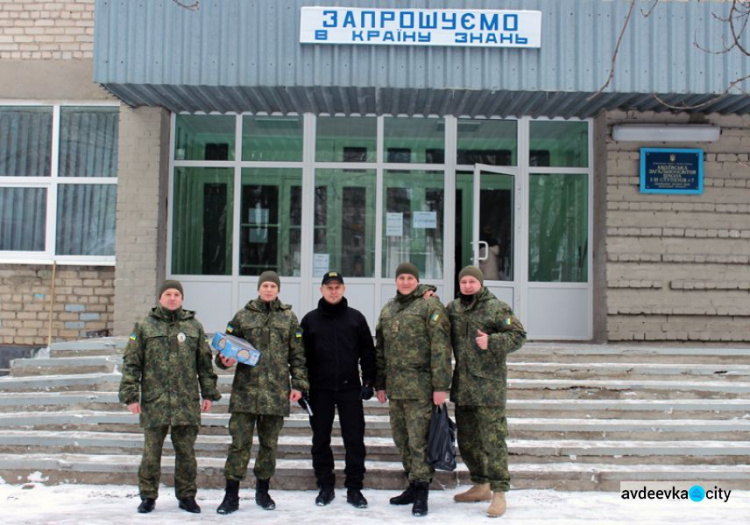 Школьники устроили в Авдеевке  праздник для полицейских из Хмельницкой области перед их ротацией (ФОТО)