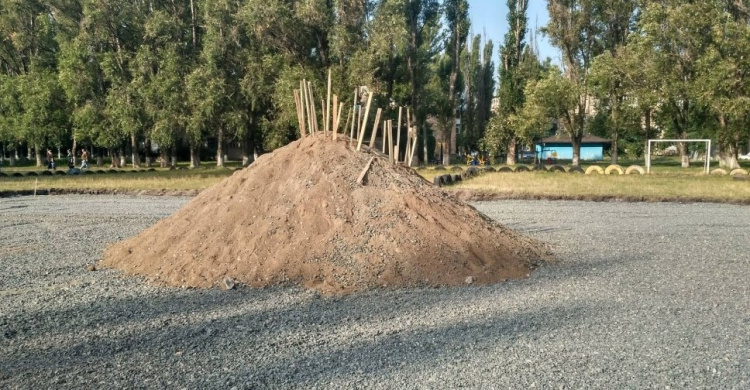 В Авдеевке приостановлено строительство нового футбольного поля из-за хулиганства местных подростков (ФОТО)