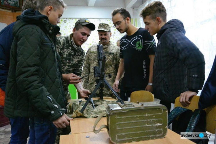 Военные провели Урок мужества в прифронтовой Авдеевке: фоторепортаж