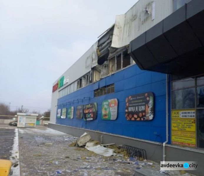 В Авдіївці під обстріли потрапили дев’ятиповерхівка, крамниця та адміністративна будівля