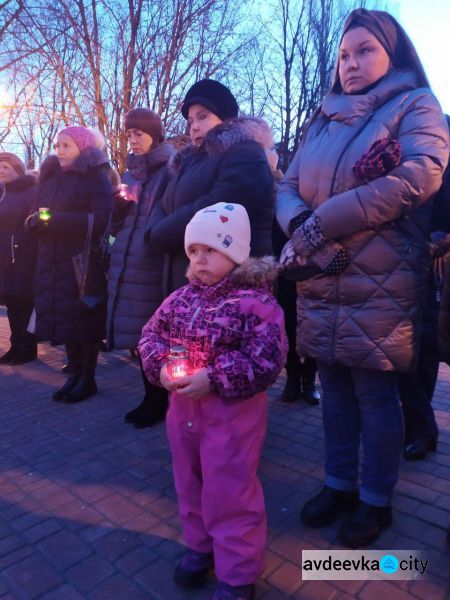 Згадуючи жертв голодоморів: Авдіївка долучилася до акції "Запали свічку" (ФОТО)