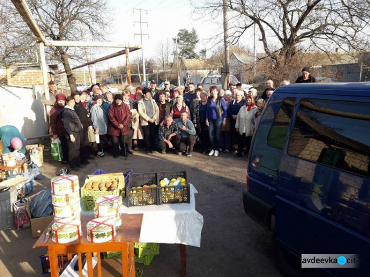 Воины АТО и авдеевские "принцессы" получили классные подарки (ФОТО)