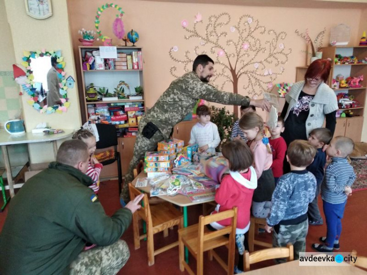 Авдеевские «симики» доставили детям - литературу, а взрослым - воду