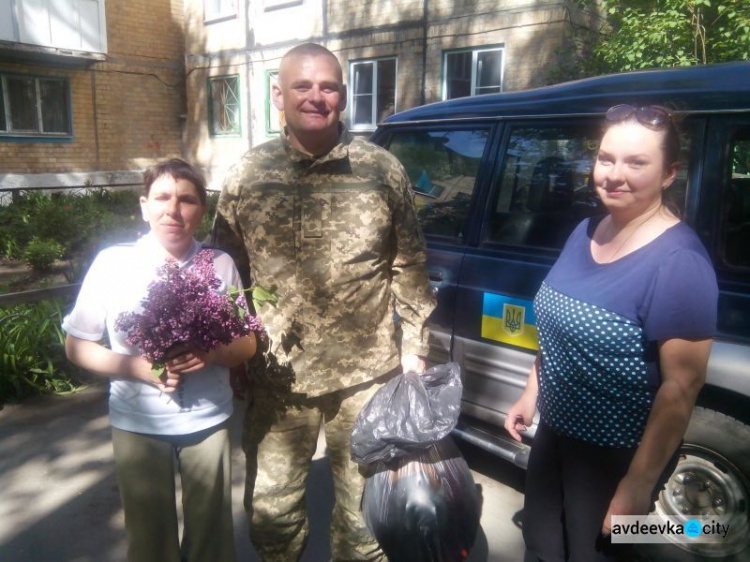 В Авдеевке раздавали вещи