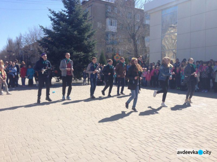 Авдеевцы поют и танцуют с самого утра: фоторепортаж