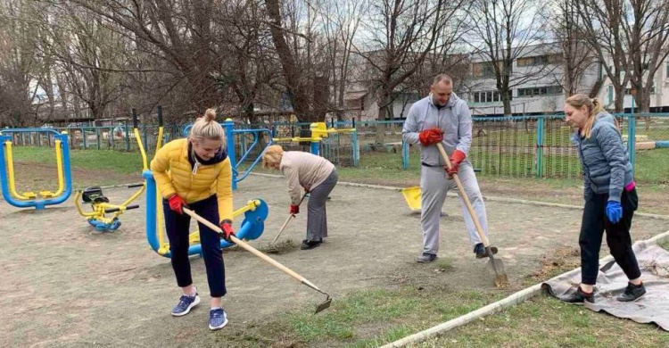 Працівники спортивних установ долучилися до прибирання Авдіївки