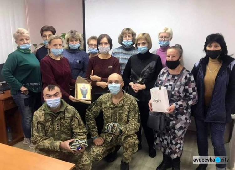 В Авдіївці підопічні терцентру подарували військовослужбовцям оберіги