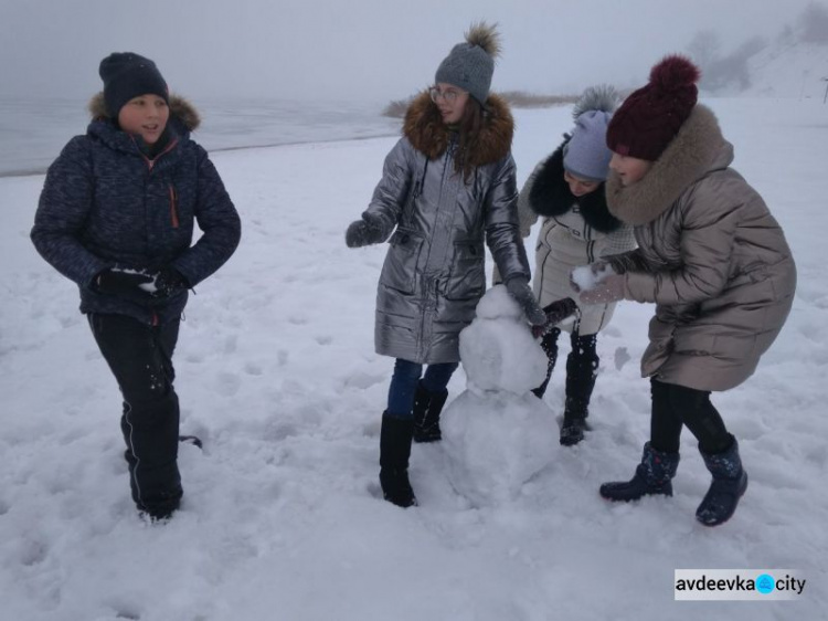 Крещенский день на “Голубых озёрах” в Авдеевке: “огонь” в Купели, игра на льду в снежки и селфи (ФОТОФАКТ)