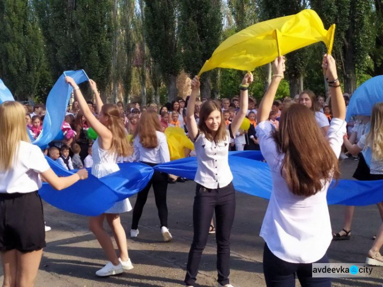 Первый звонок в авдеевских школах: торжественные линейки, шары и награждения (ФОТО)