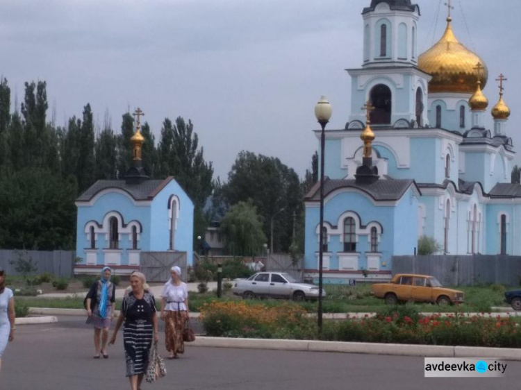 Авдеевка массово помолилась за мир: фоторепортаж