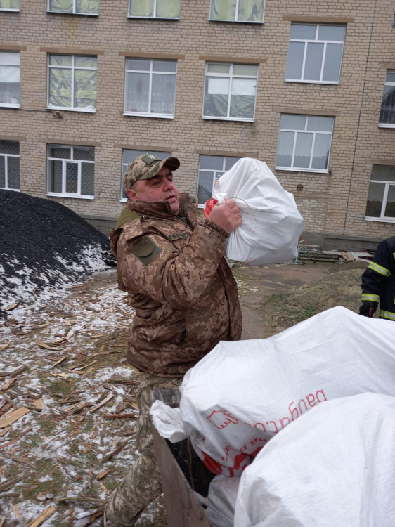 Жителі Авдіївки отримують дрова, буржуйки і паливні брикети