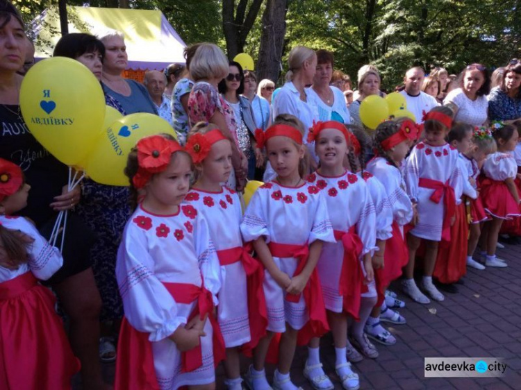 День независимости Украины отметили в Авдеевке молитвой, медалями, песнями и возложением цветов (ФОТО)