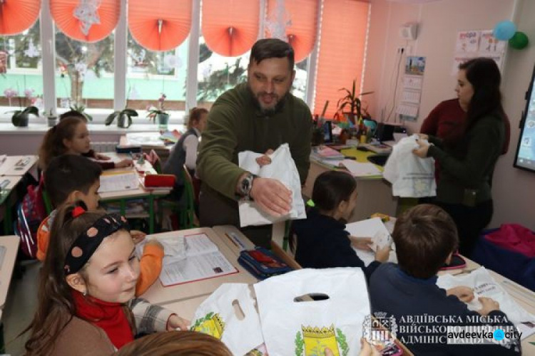 Діти Авдіївки до Нового року отримали подарунки від ДонОДА 