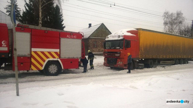 Спасатели на Донетчине вызволили из "ловушек" на дорогах автобус, грузовик и легковушку